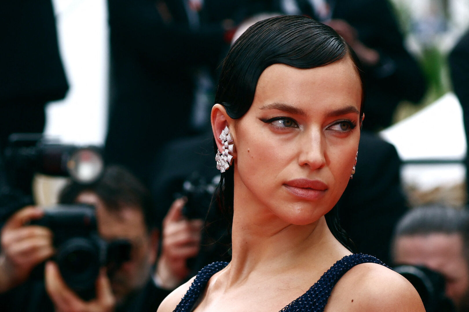 Irina Shayk mit einer Wasserwelle auf dem roten Teppich