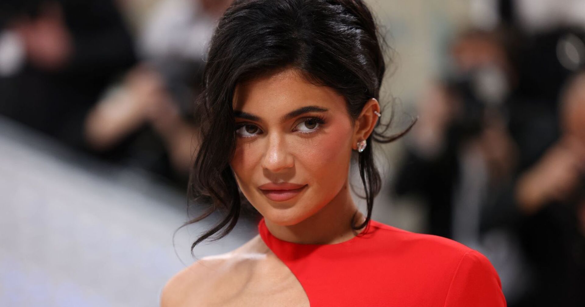 Kylie Jenner im roten Kleid auf MET Gala