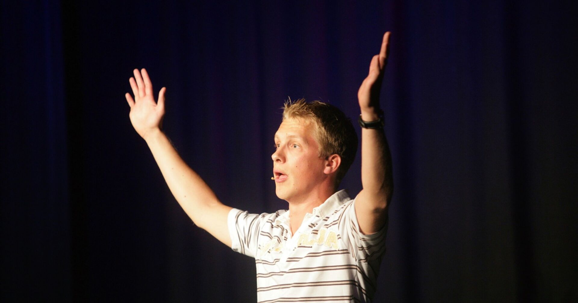 Oliver Pocher mit nach oben geöffneten Händen.
