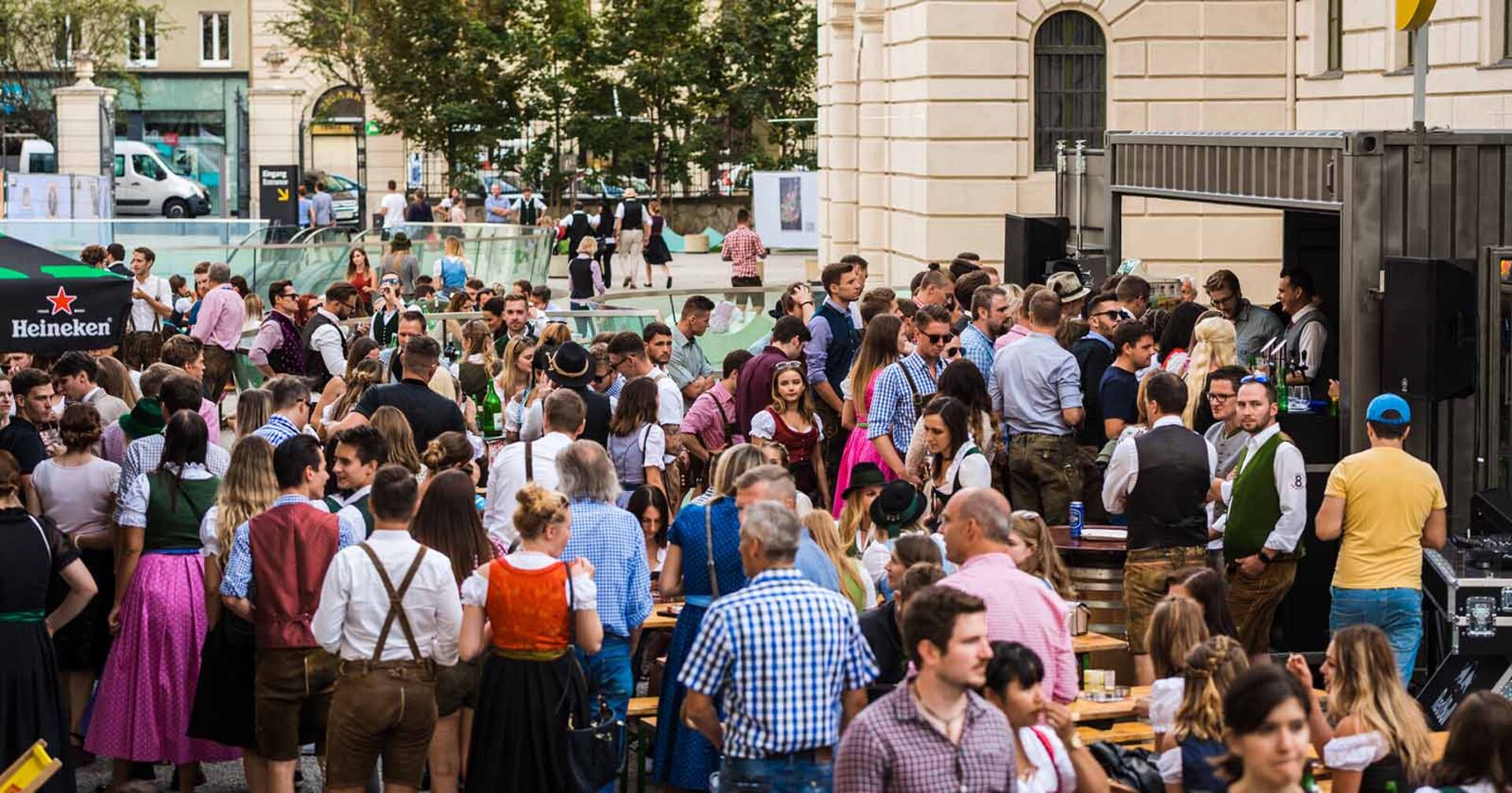 Menschen im Rahmen des "Trachtl'n im Viertel 4" im Joanneumsviertel