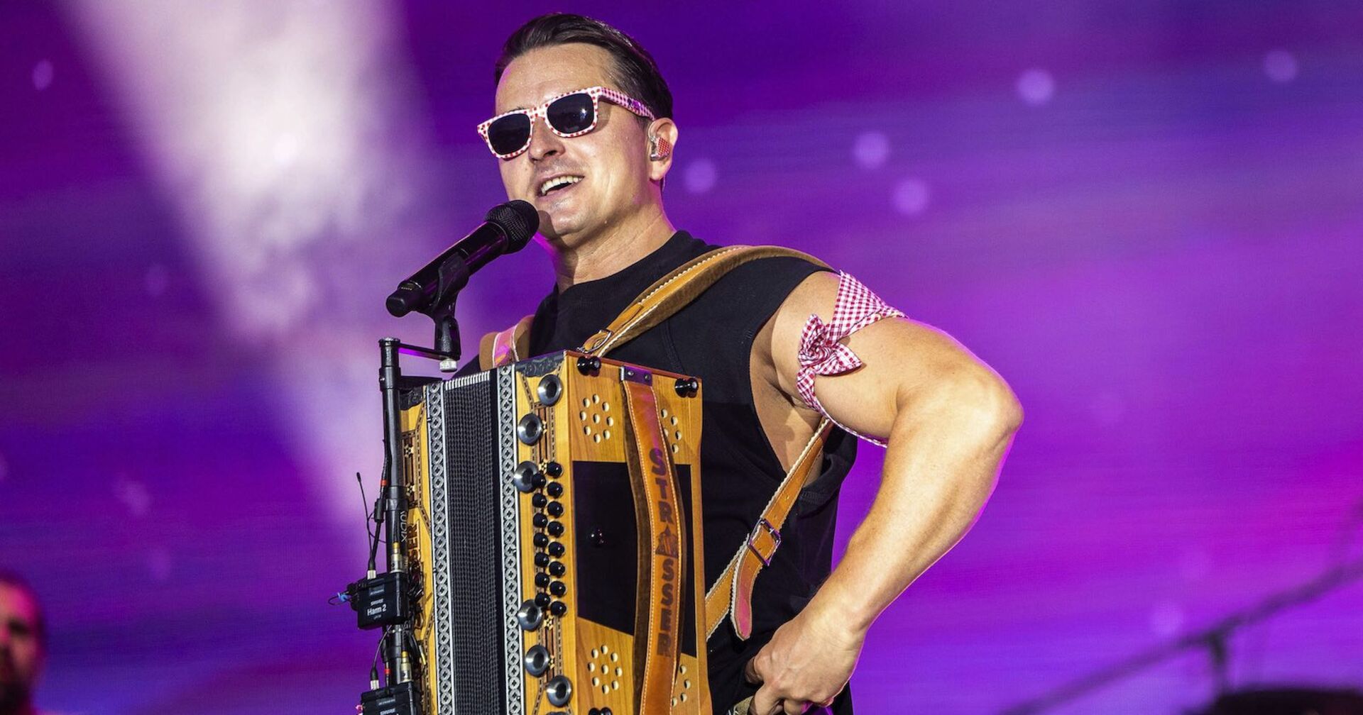 Andreas Gabalier steht mit Ziehharmonika auf der Bühne.