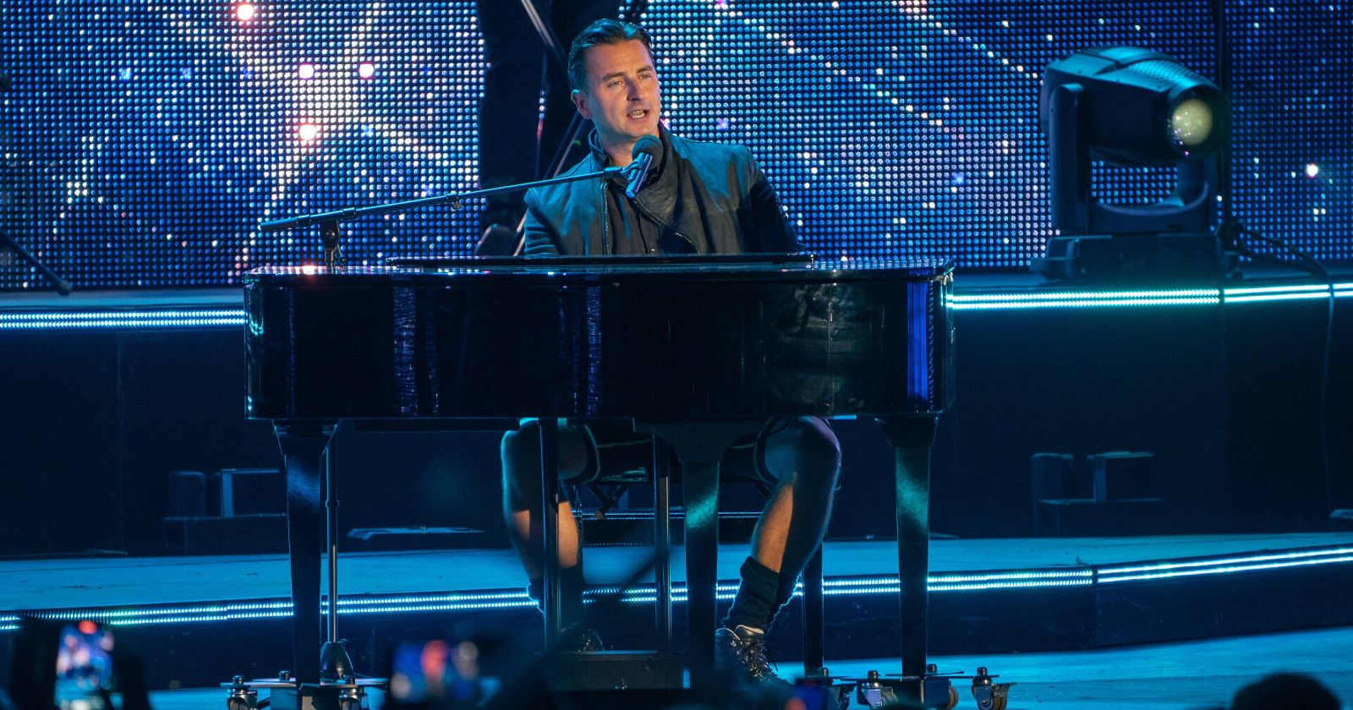 Andreas Gabalier am Klavier auf der Bühne.