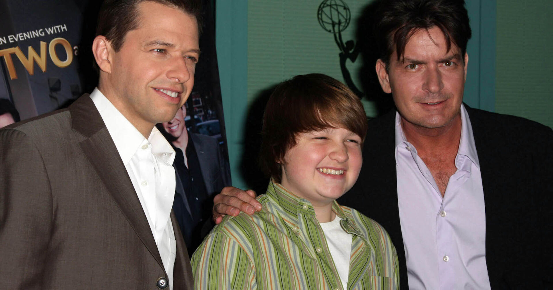 Angus T. Jones mit seinen Serienkollegen aus "Two and a half Man".