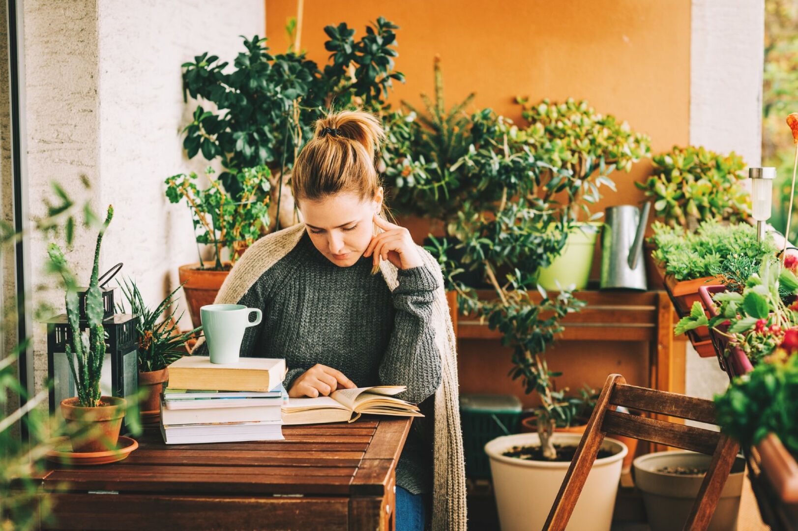 Frau liest am Balkon | Credit: iStock.com/AnnaNahabed