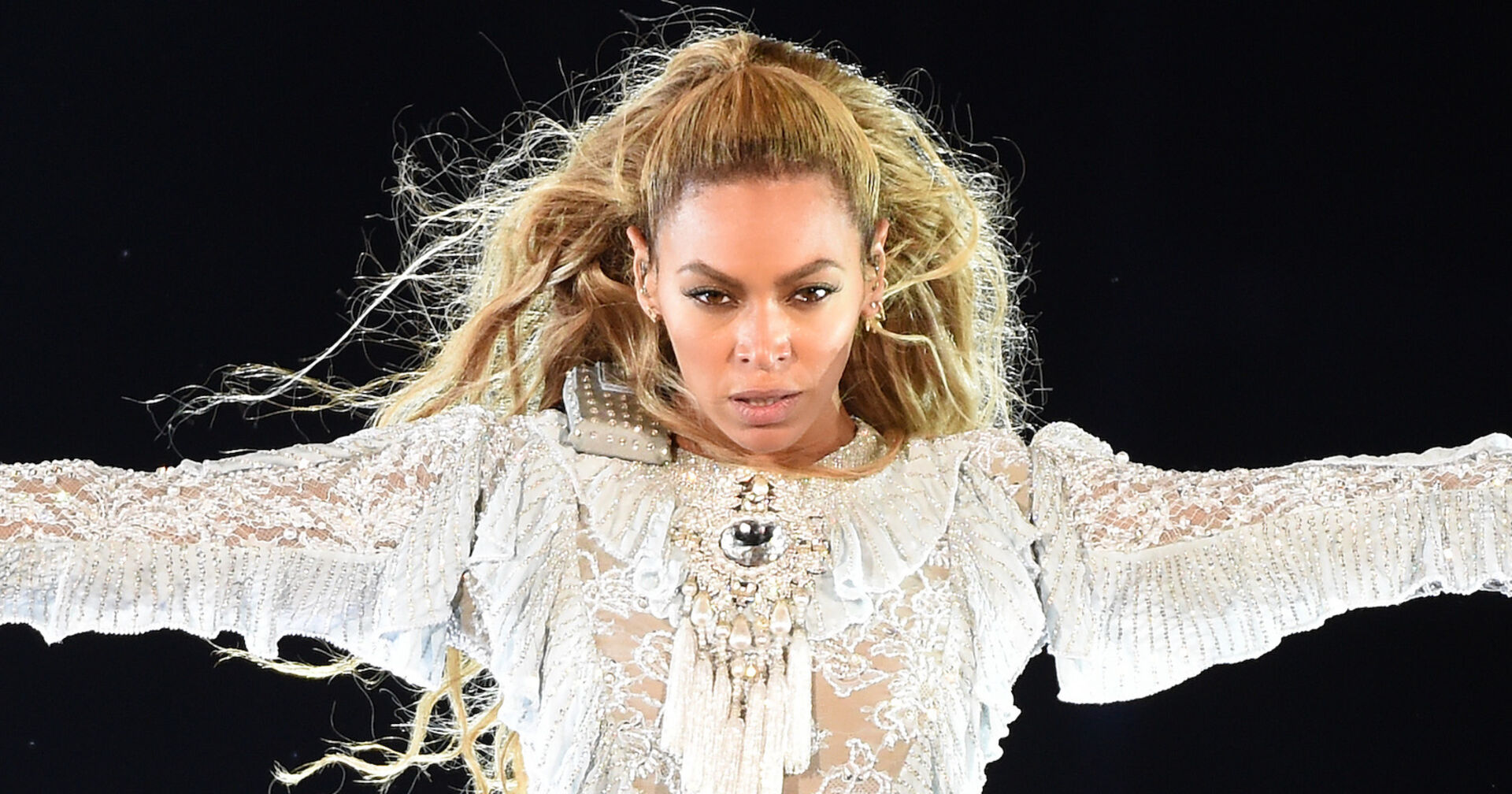Beyonce bei einem Auftritt in einem weißen Bühnenoutfit