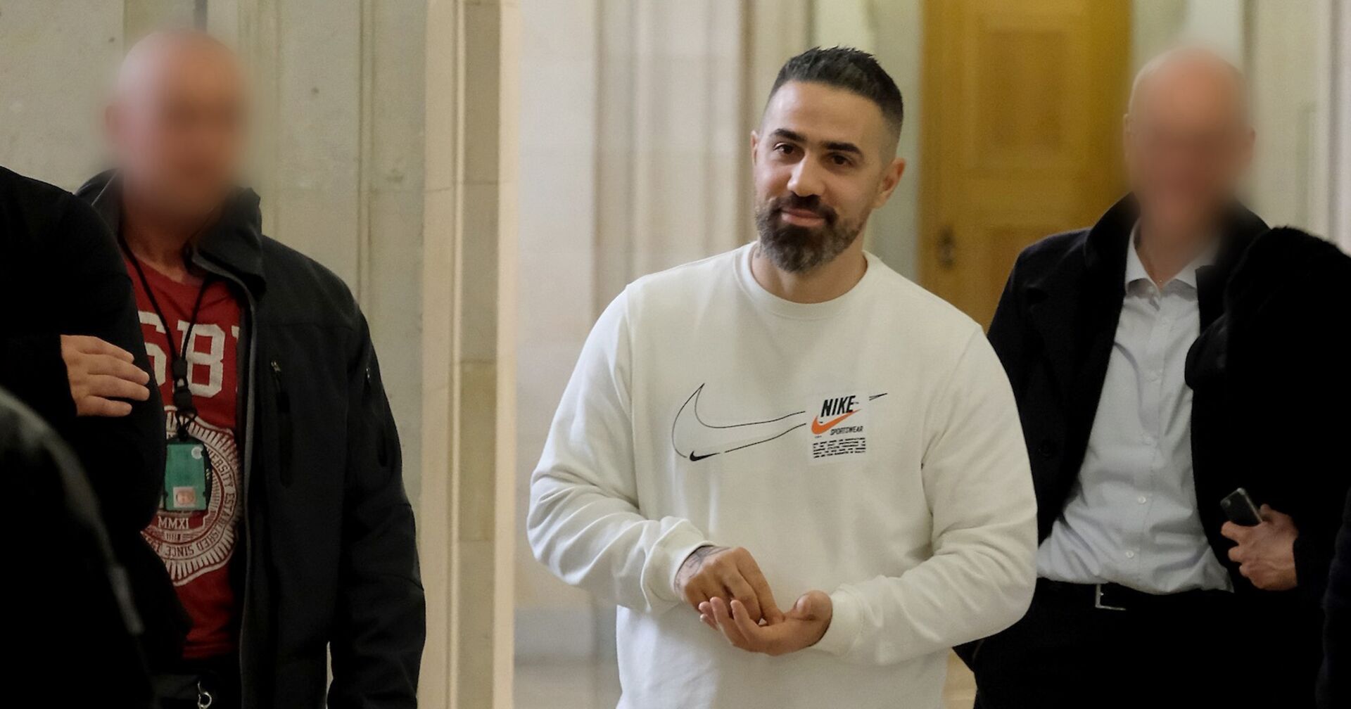 Bushido weiß gekleidet im Gericht.