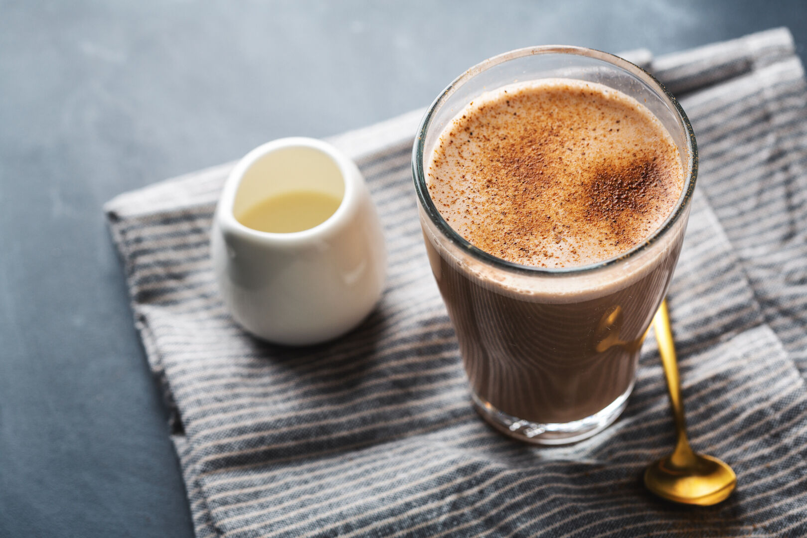 Chai-Latte im Glas