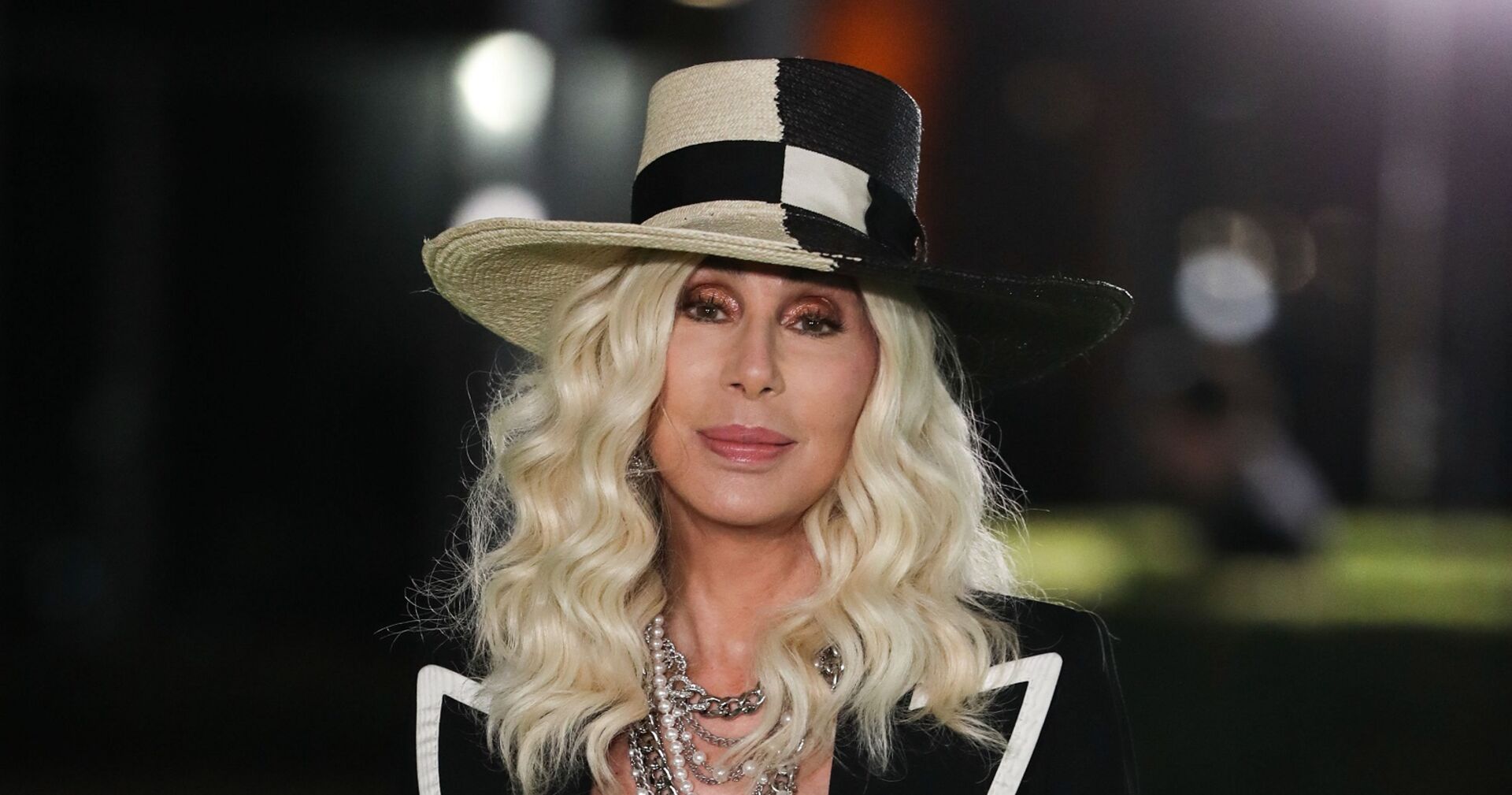 Cher mit Hut und mit blonder Lockenmähne