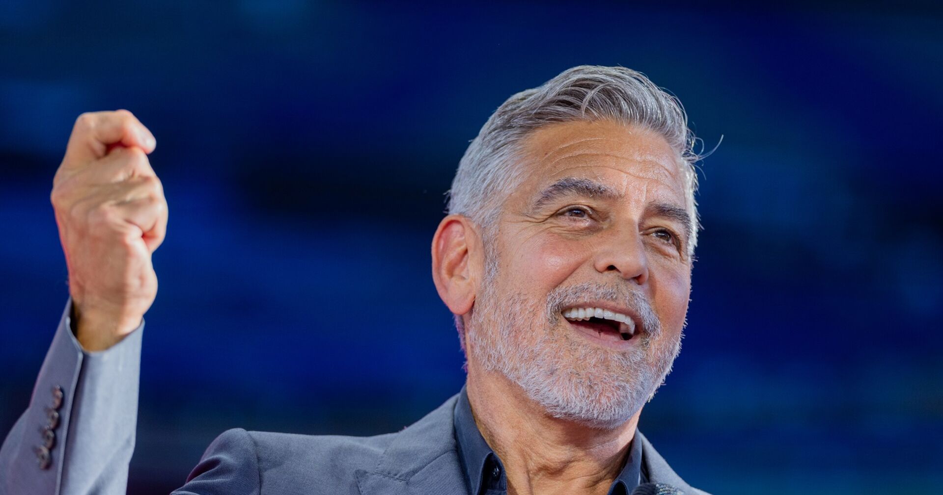Clooney auf der Bühne für den Deutschen Telekom's Digital X Internet Congress