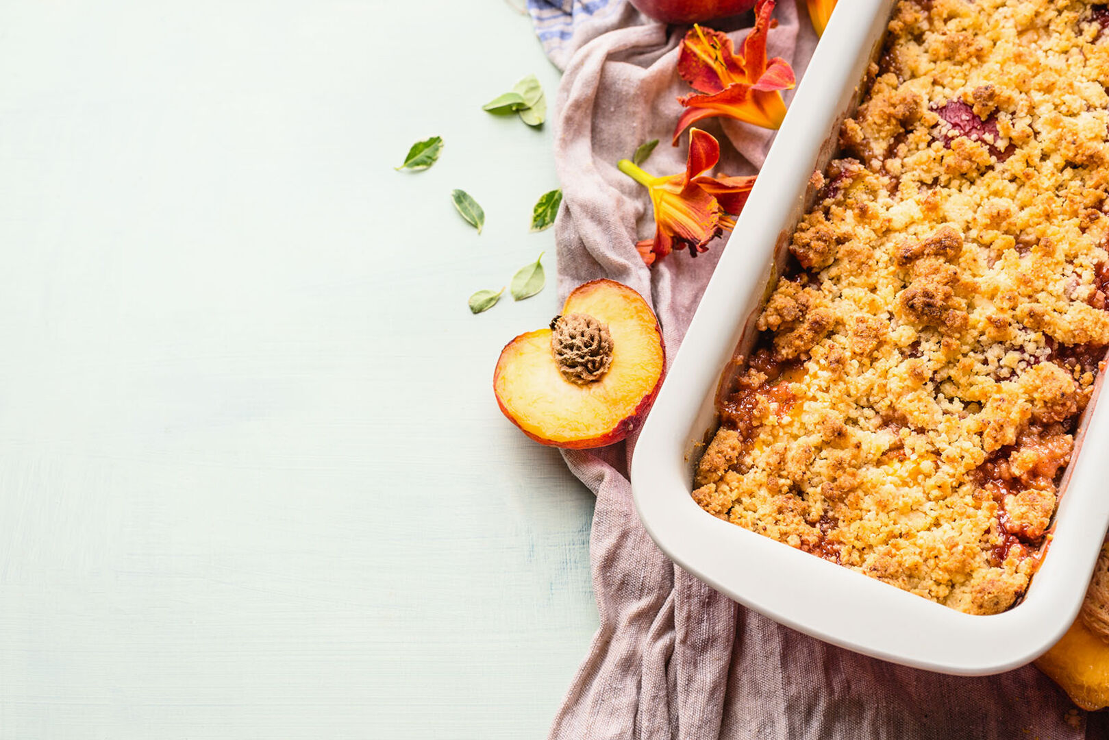 Pfirsich Crumble | Credit: iStock.com/vicuschka
