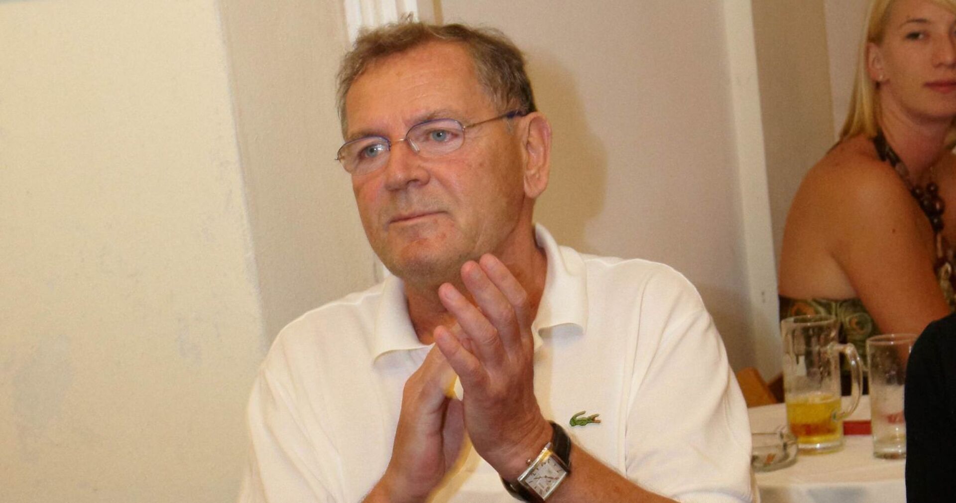 Dieter Witting klatscht in die Hände.