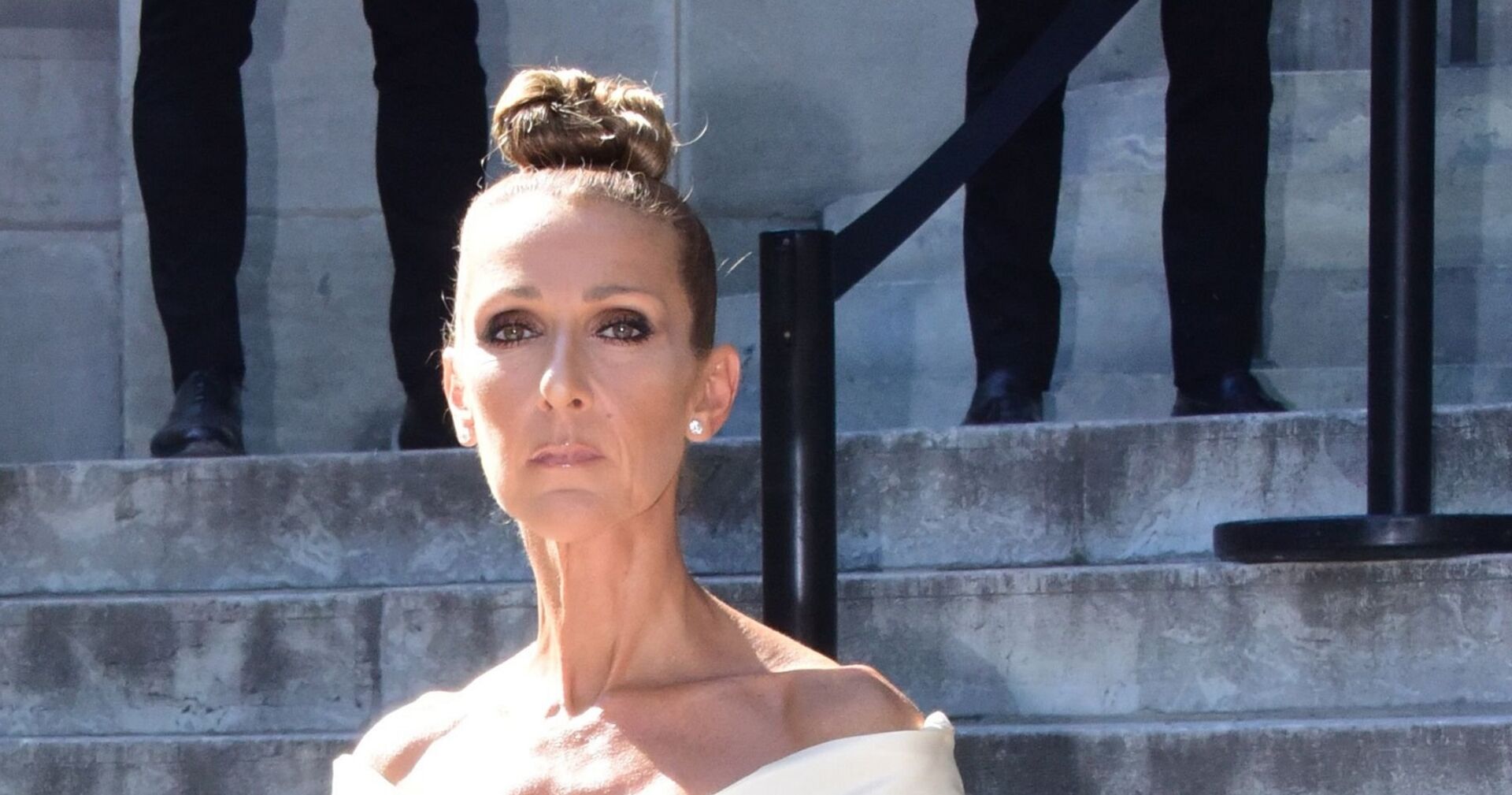 Céline Dion auf den Stufen vor einer Laufstegshow