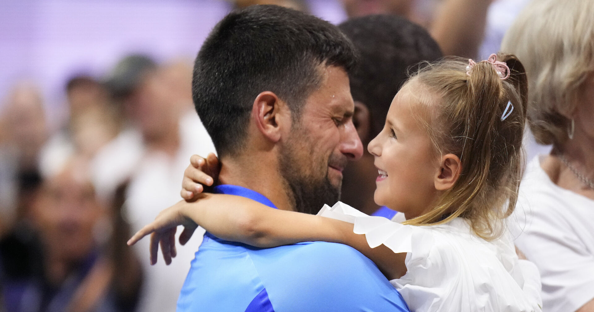 Djokovic schaut seine Tochter an, die er auf dem Arm hält. Er weint.