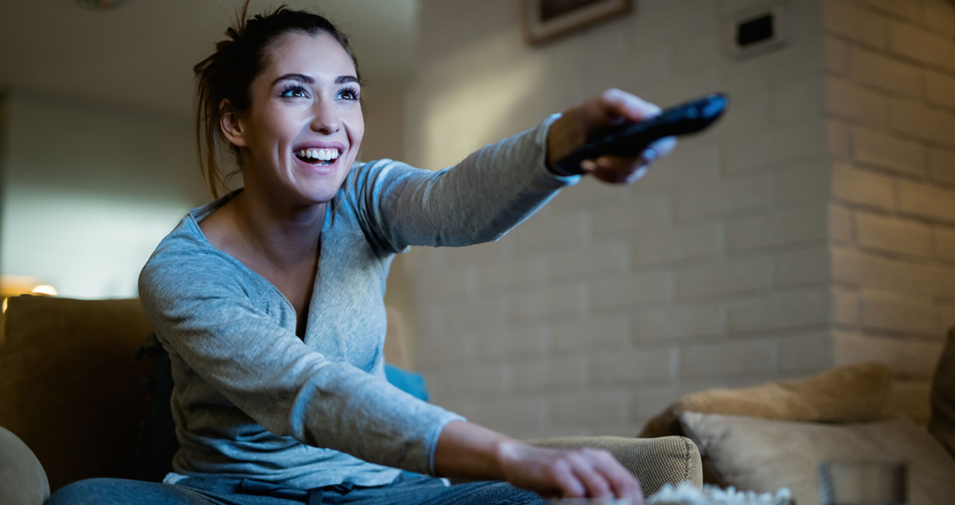 Frau ist glücklich beim Filmschauen | Credit: iStock.com/Drazen Zigic