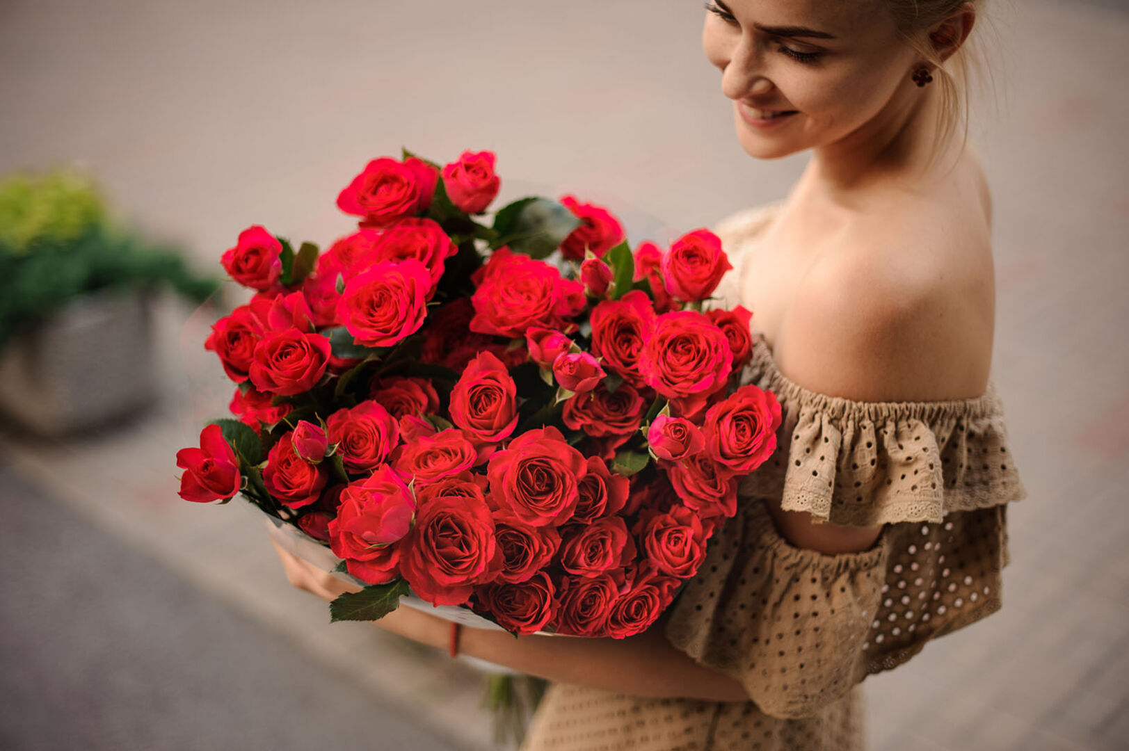 Frau mit roten Rosen | Credit: iStock.com/MaximFesenko