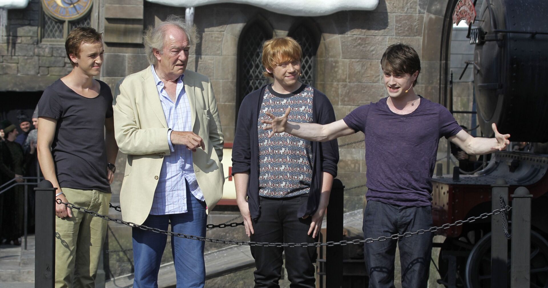 Tom Felton, Michael Gambon, Rupert Grint und Daniel Radcliffe am Set von Harry Potter