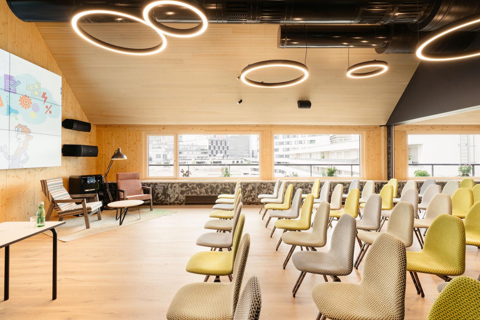 Blick auf leere Stuhlreihen und moderne Deckenlampen