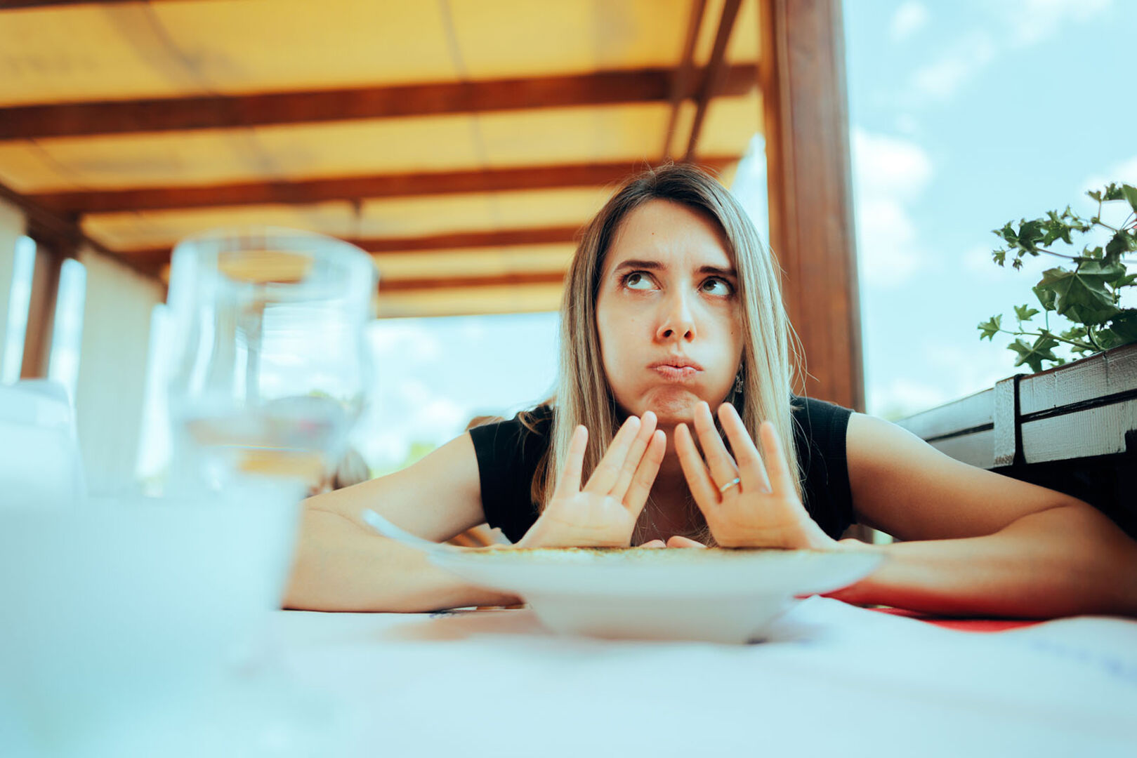 Frau schiebt Teller weg | Credit: iStock.com/nicoletaionescu