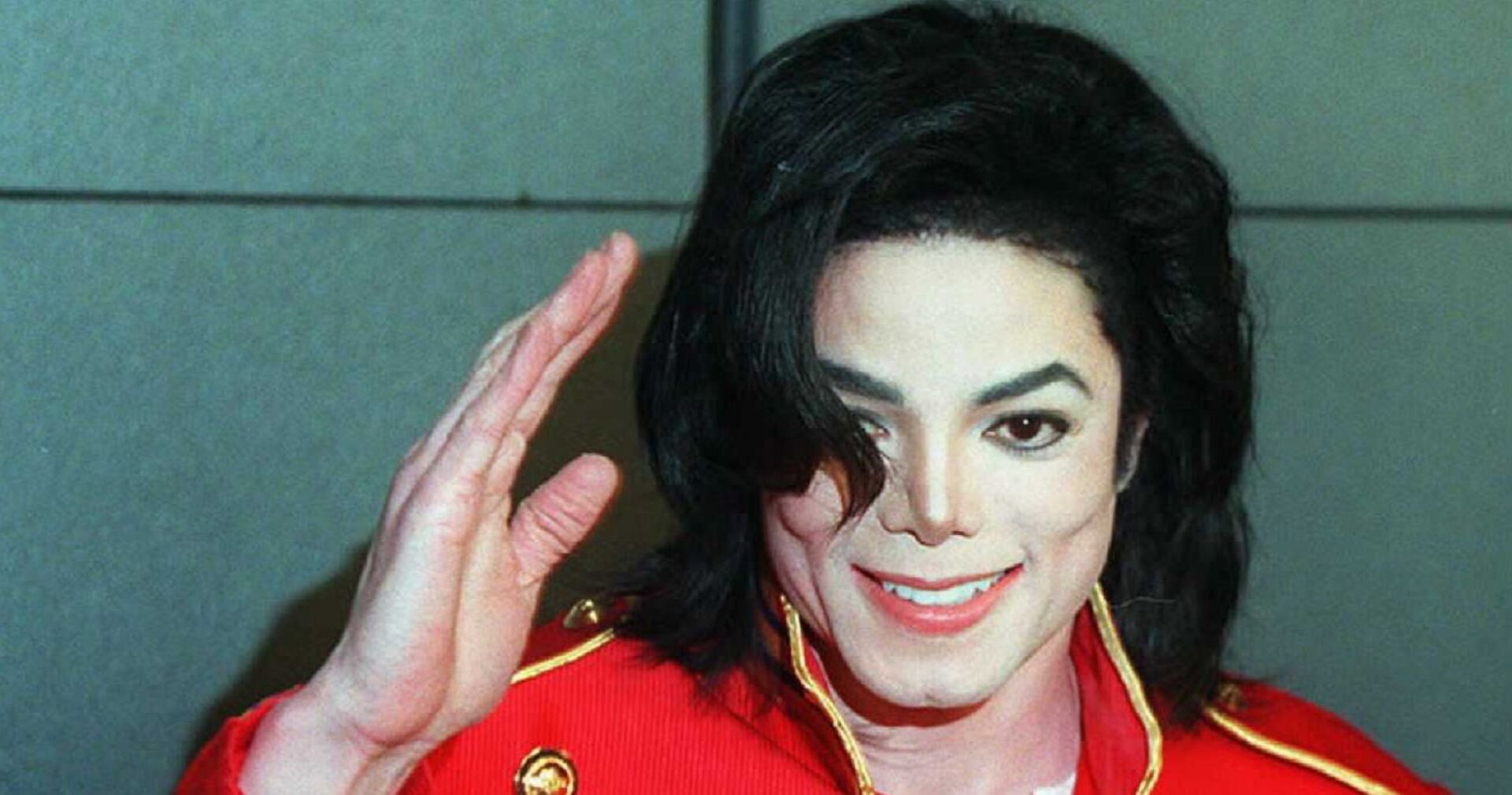 Jackson winkt Fotografen in Paris zu