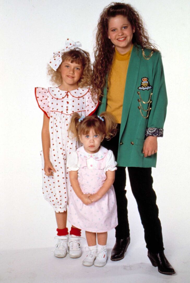 Stephanie Tanner mit ihren Serienkolleginnen aus "Full House".