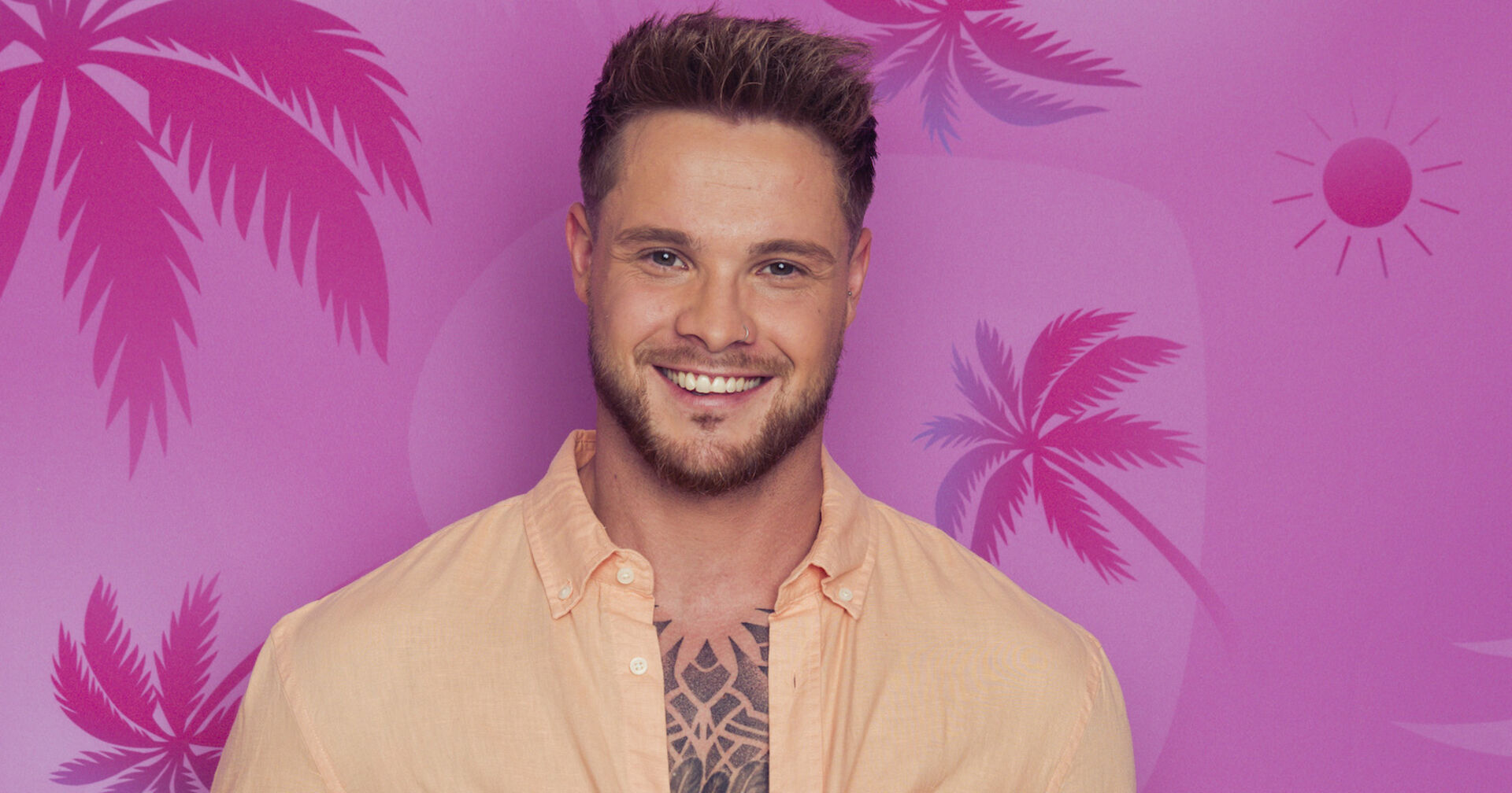 Daniel Love Island mit einem gelben offenen Hemd vor einer pinken Wand.