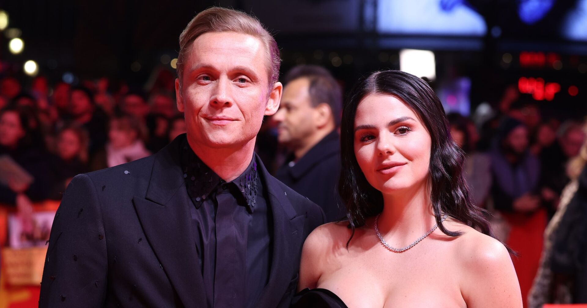 Matthias Schweighöfer und seine Ruby O. Fee auf einer Veranstaltung.