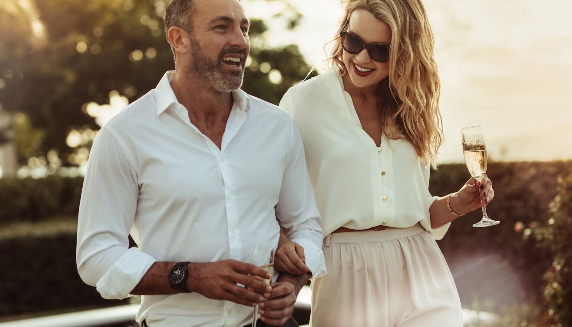 Ein Mann und eine Frau in einer lauen Sommernacht.