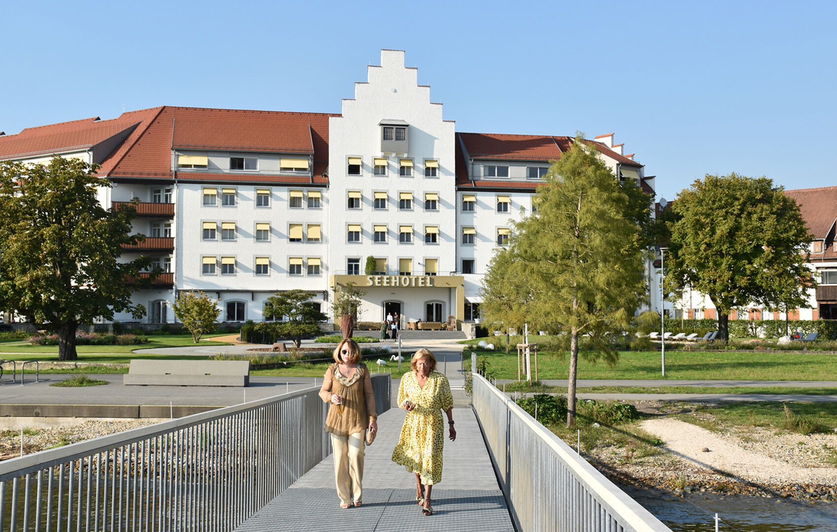 26 Damen, alle Kunstkennerinnen, aus Wirtschaft, Kultur und Gesellschaft auf 2-tägigem Besuch im Seehotel am Kaiserstrand.