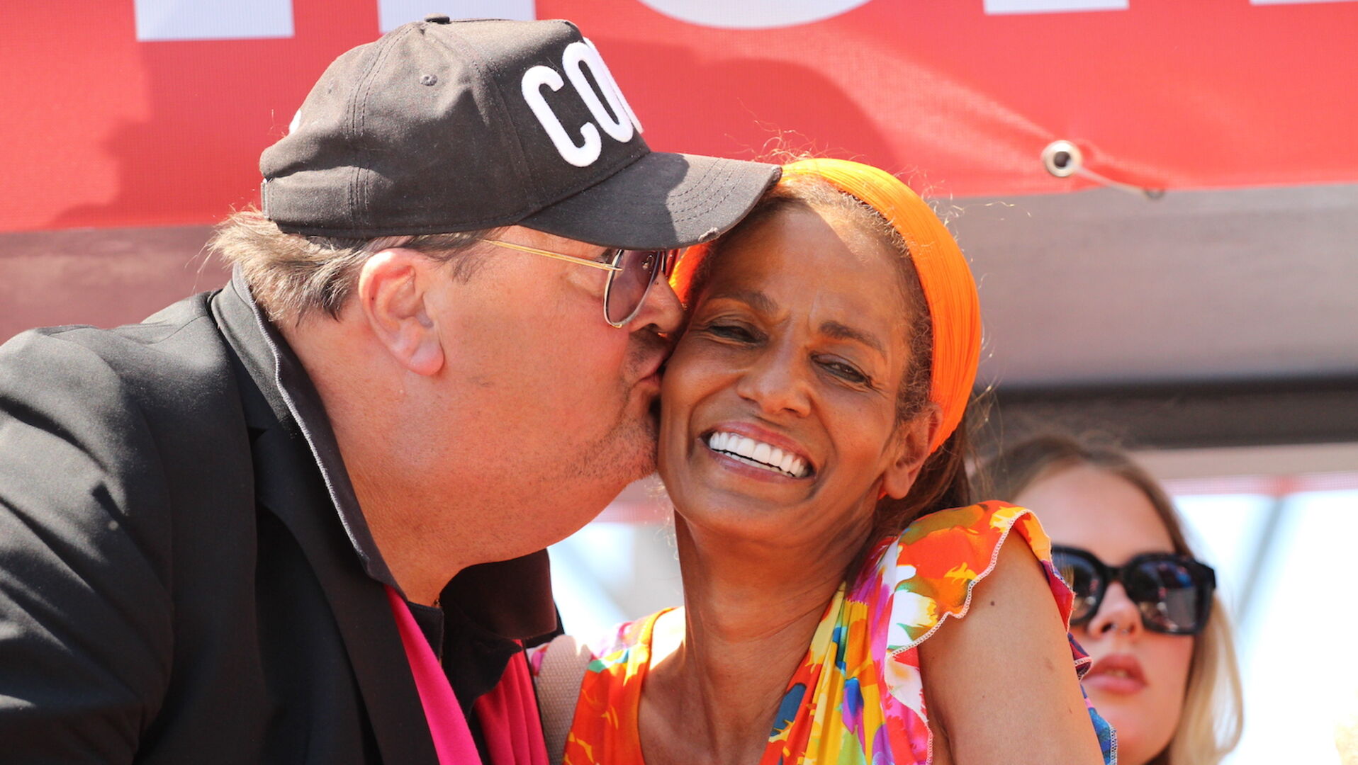 Naddel und Andreas Ellermann geben sich ein Bussi auf die Wange