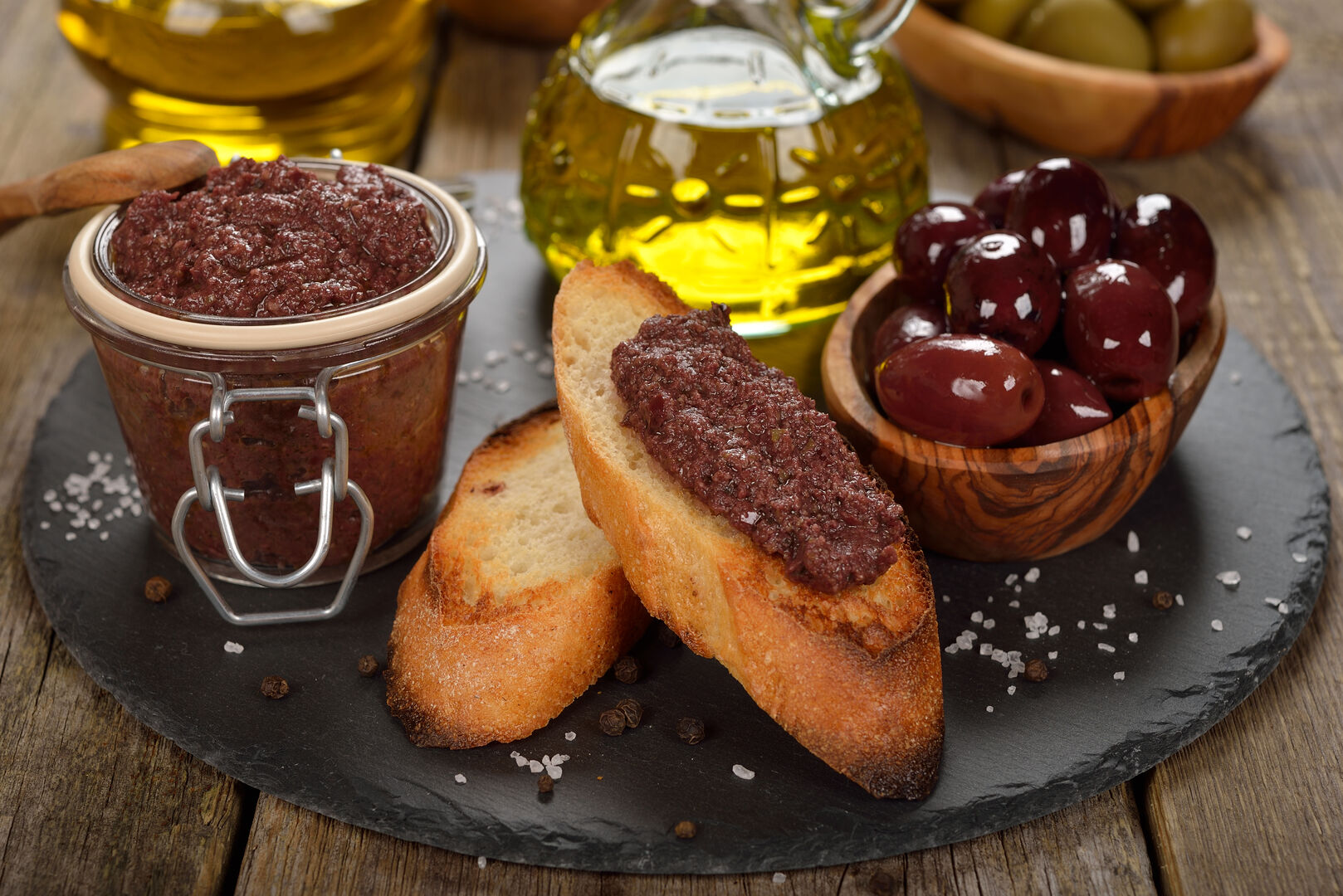 Schwarze Olivenpaste | Credit: iStock.com/olvas