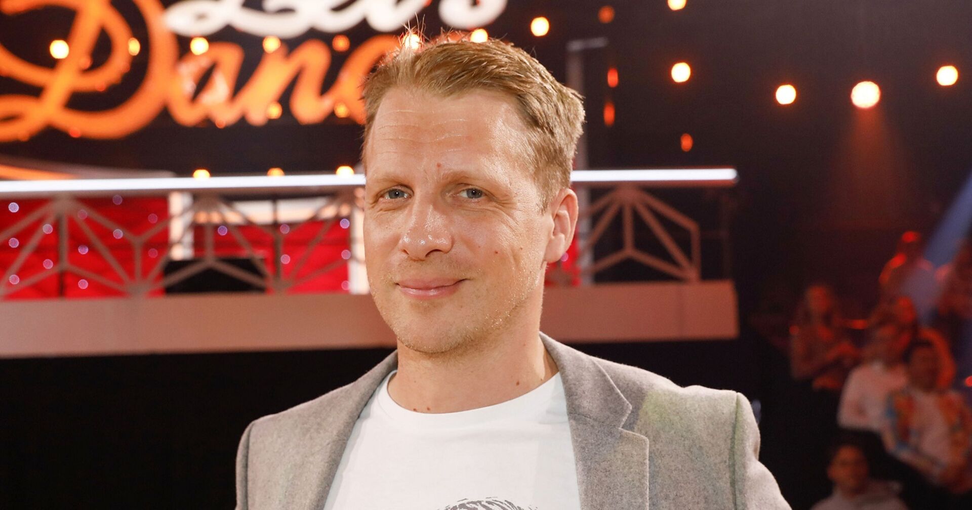 Oliver Pocher vor dem Lets Dance Logo