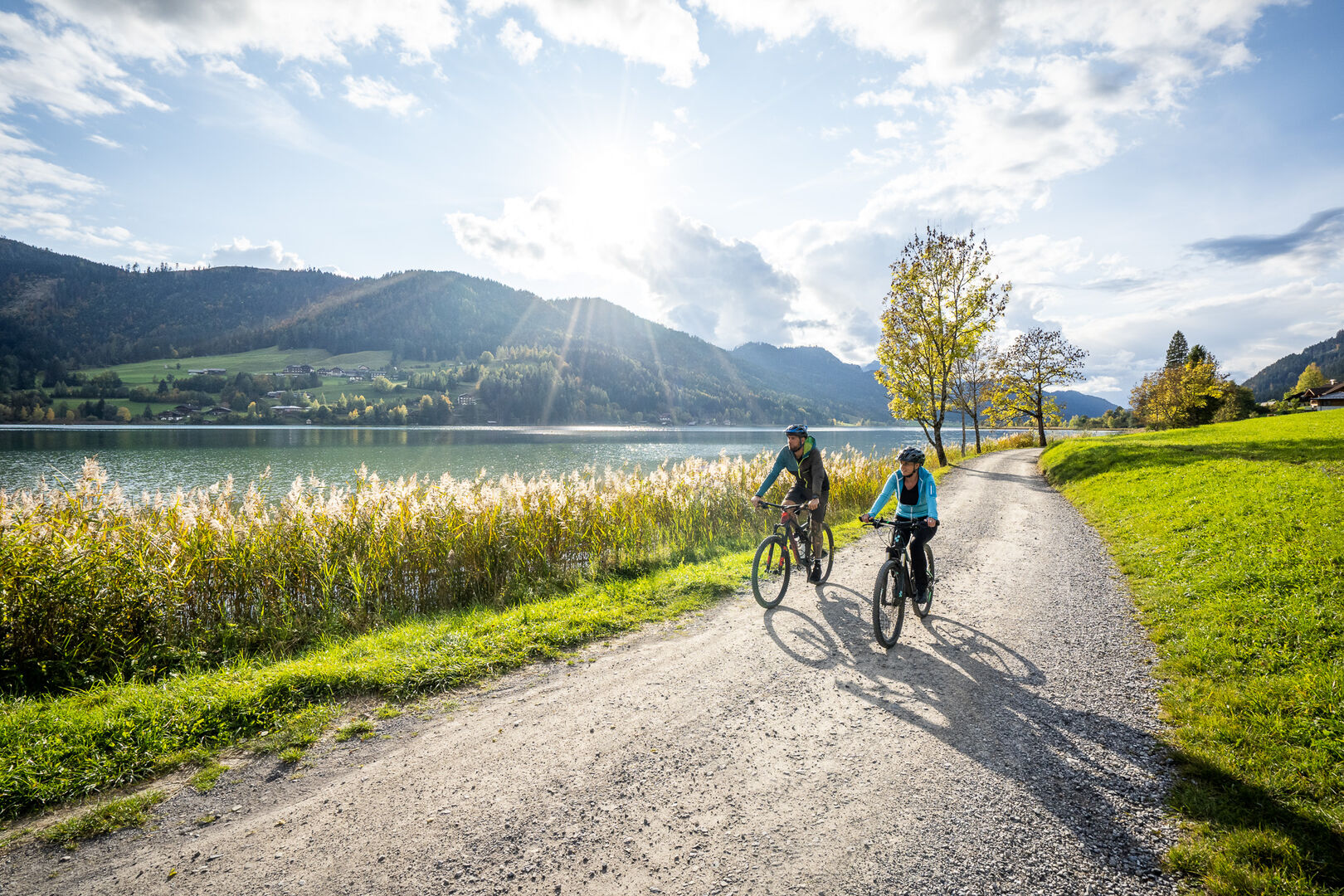 Zwei Radfahrer inmitten einer herrlichen Landschaft