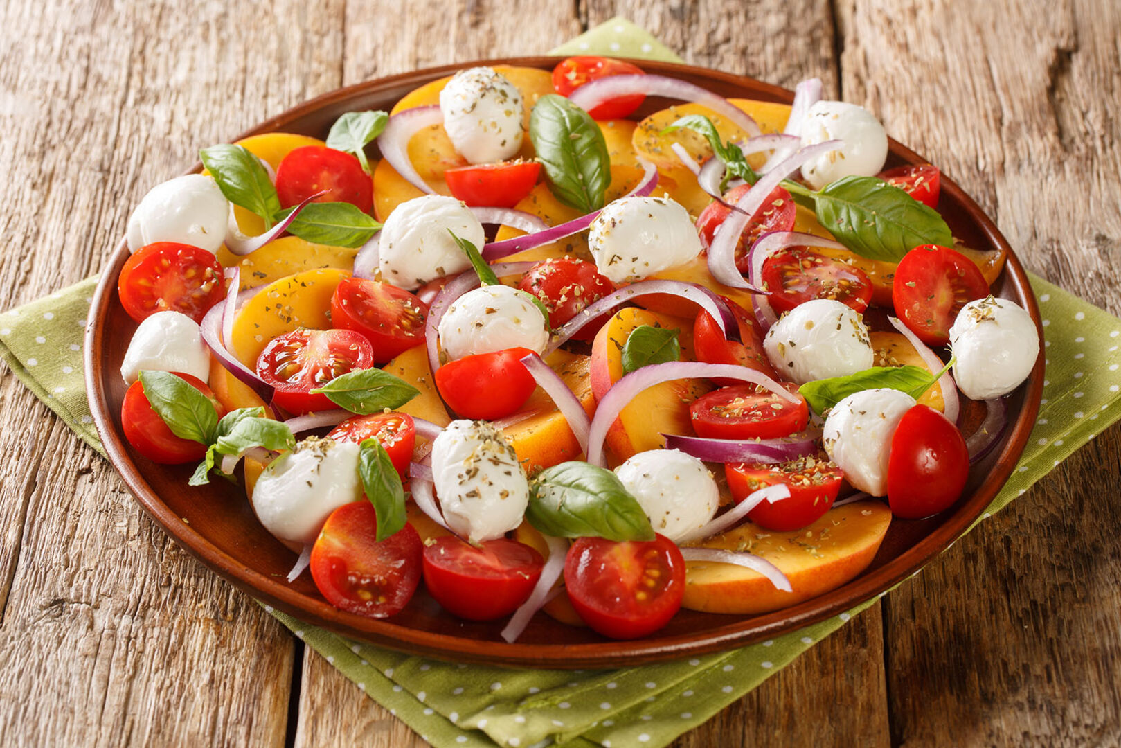 Pfirsich-Salat | Credit: iStock.com/ALLEKO