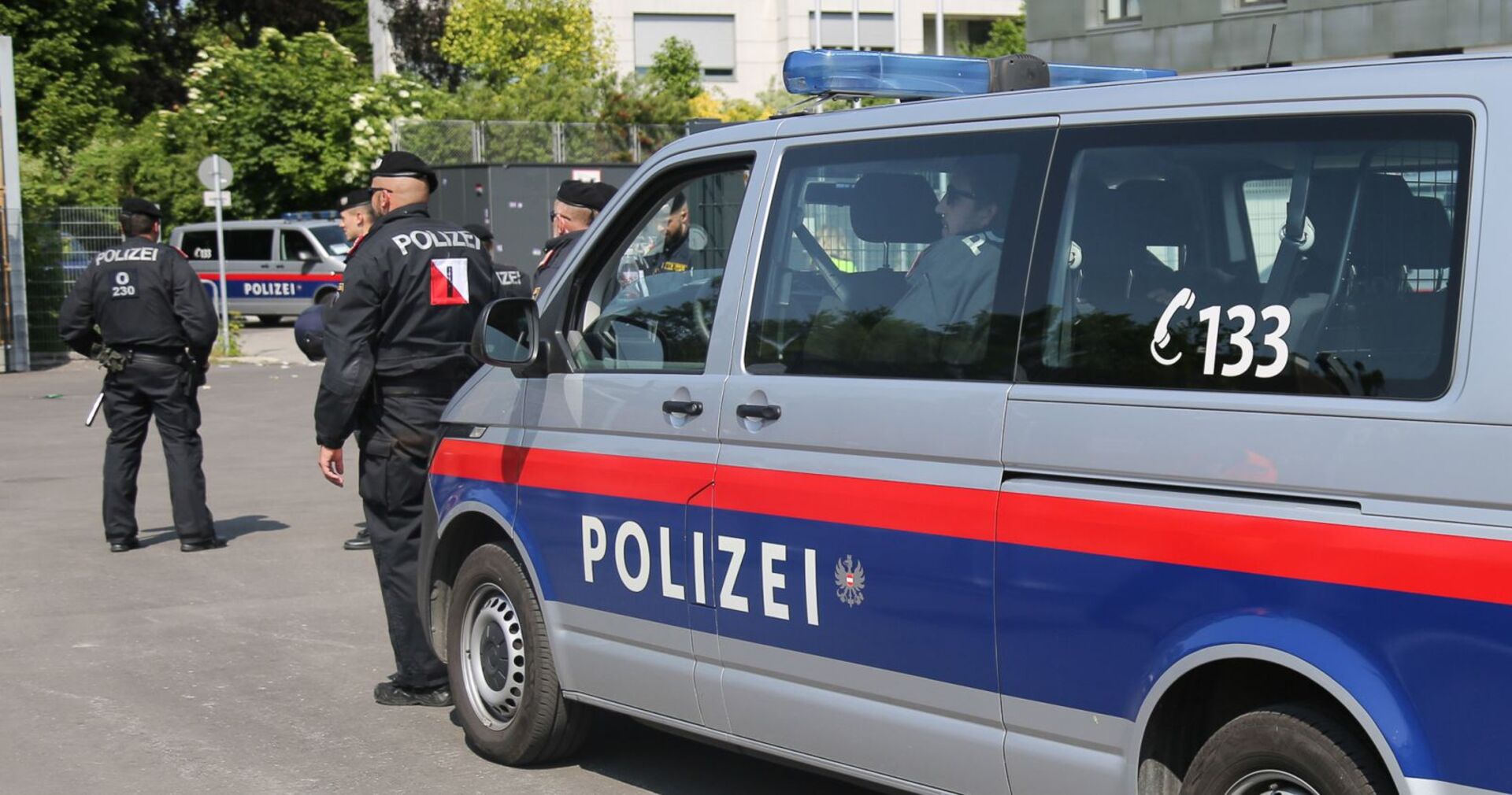 Polizeiauto und Polizisten