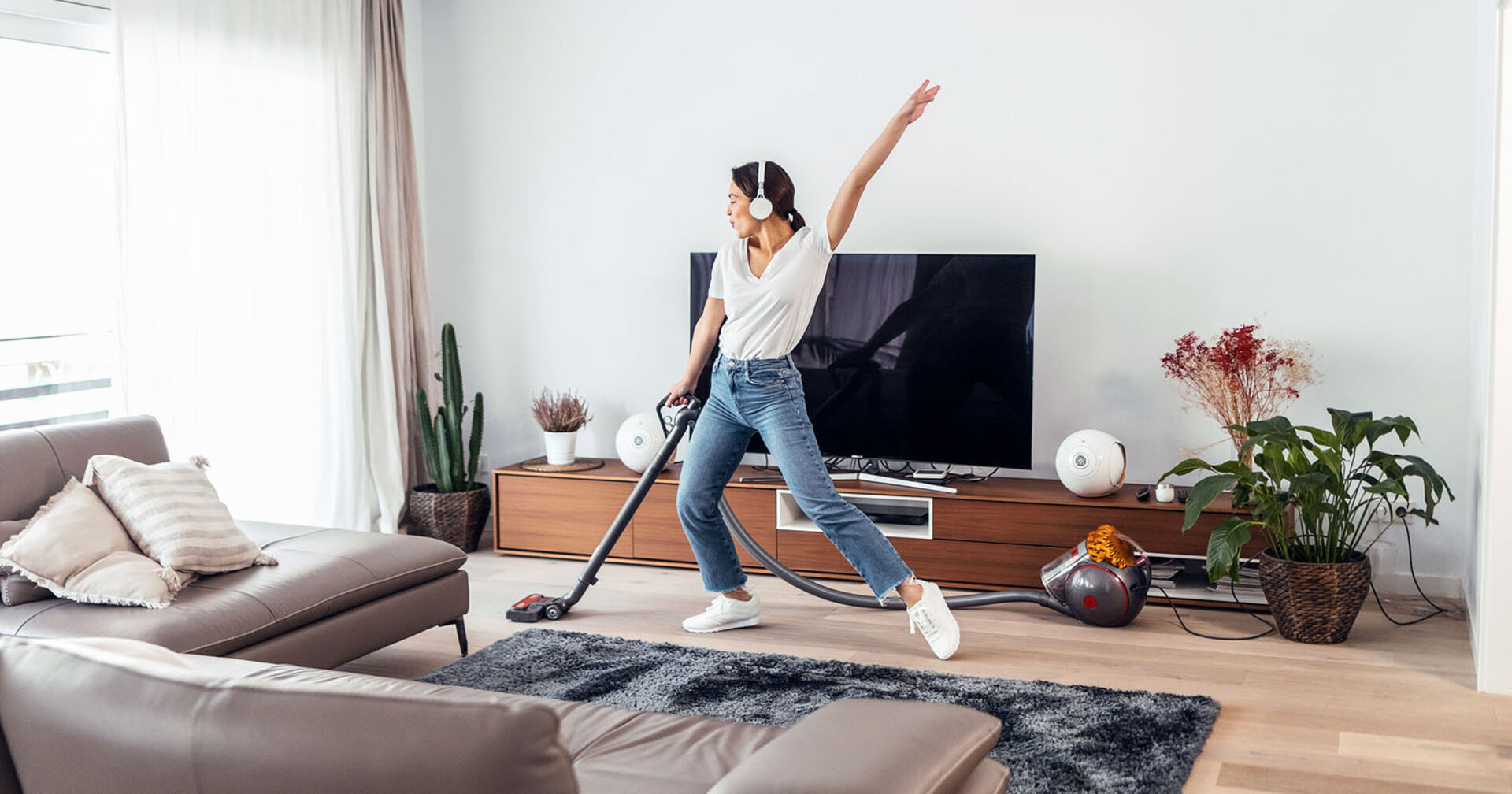 Frau beim Staubsaugen | Credit: iStock.com/nensuria