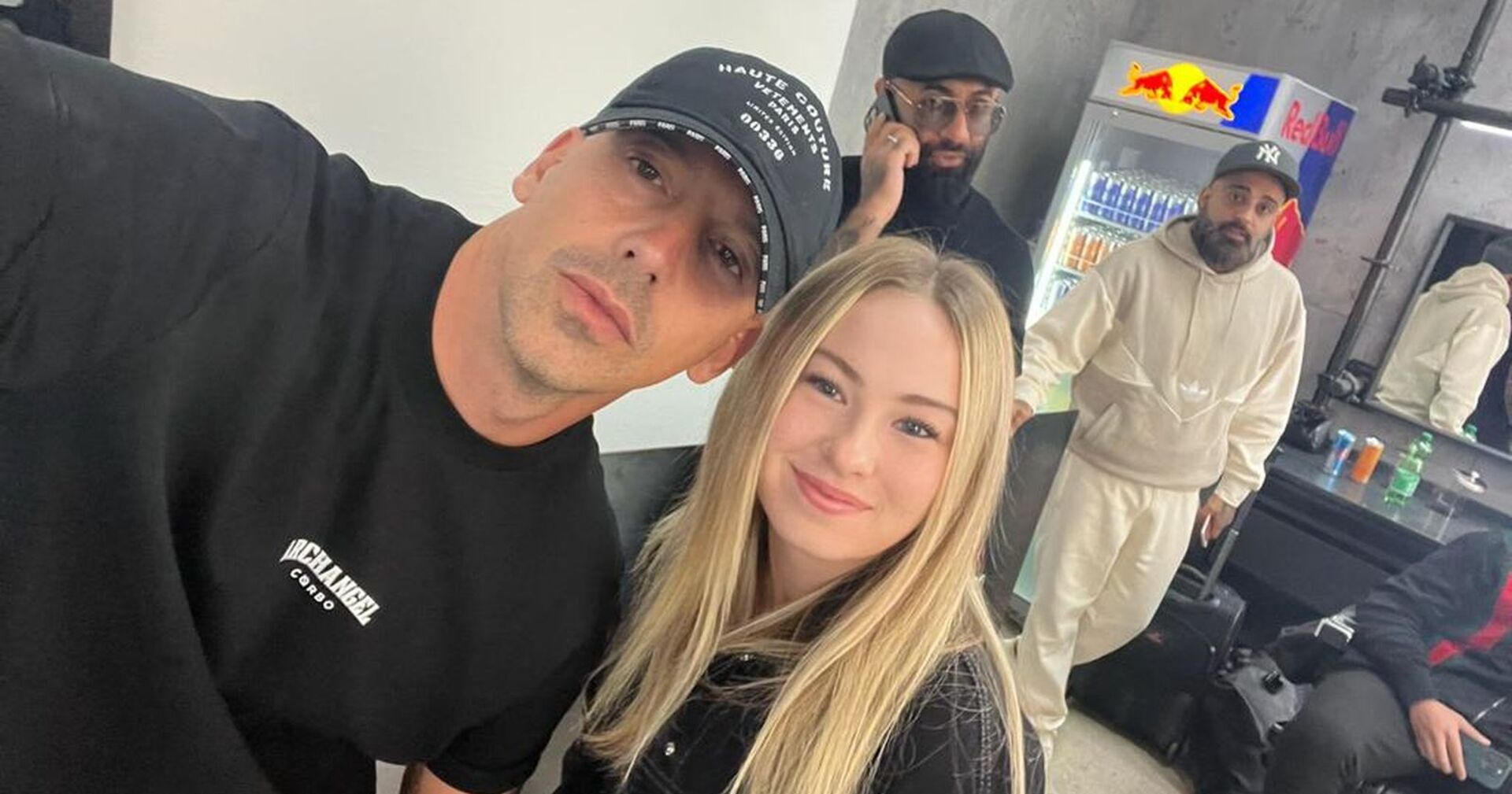 RAF Camora mit Fan Marie Reithofer.