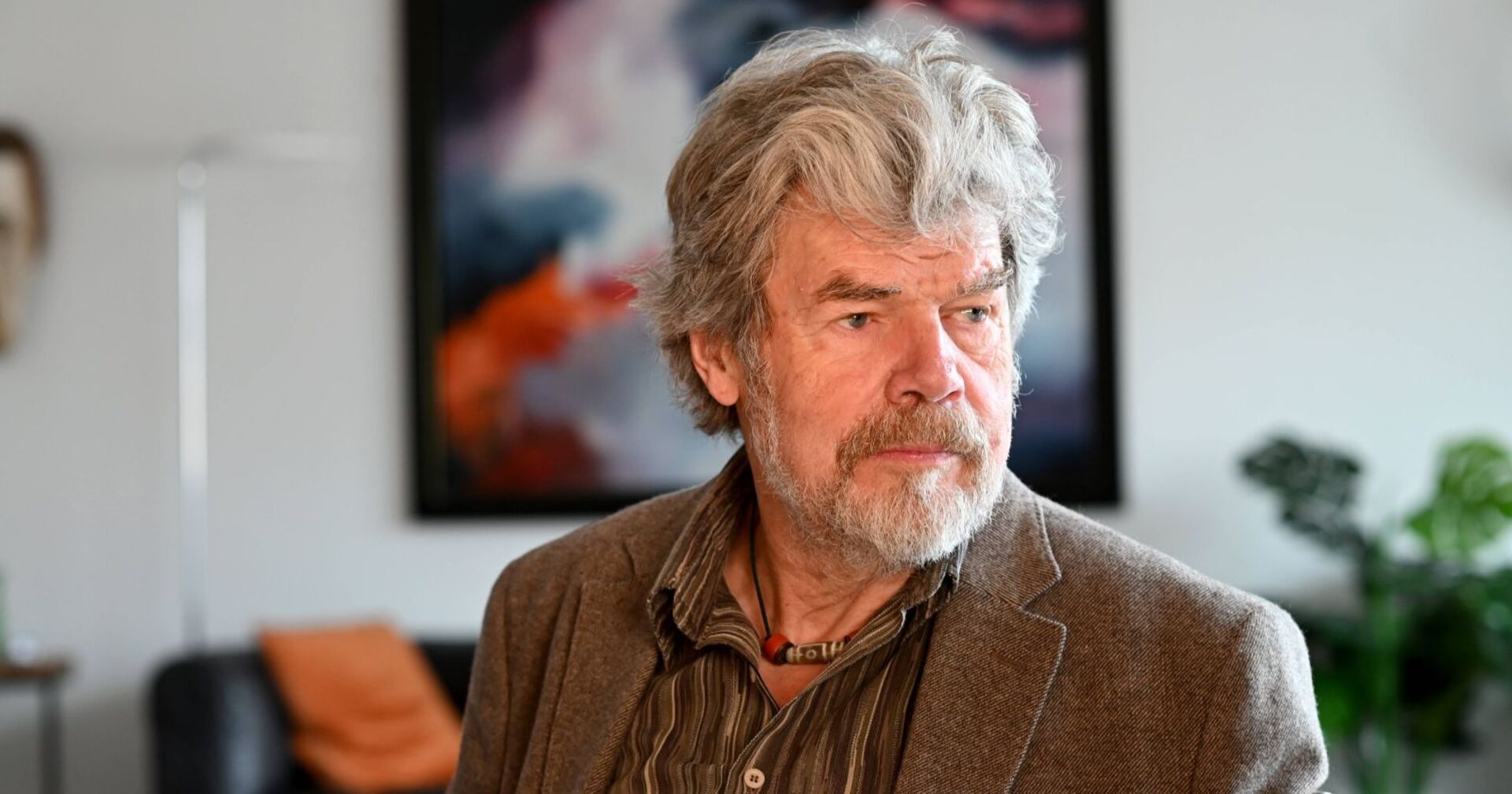 Reinhold Messner wirkt nachdenklich.