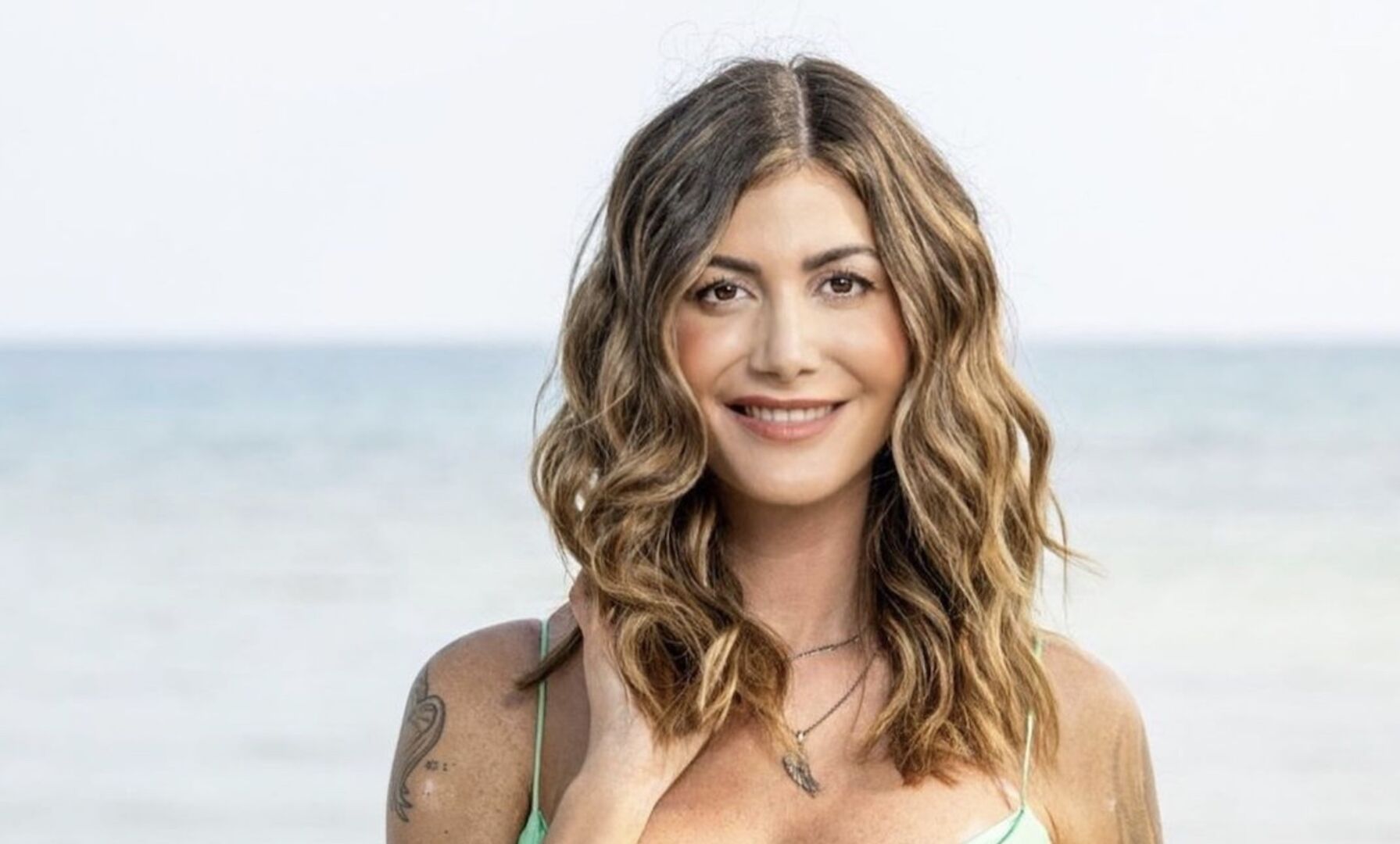 stephie stark vor einem Himmelspanorama am Set von Princess Charming