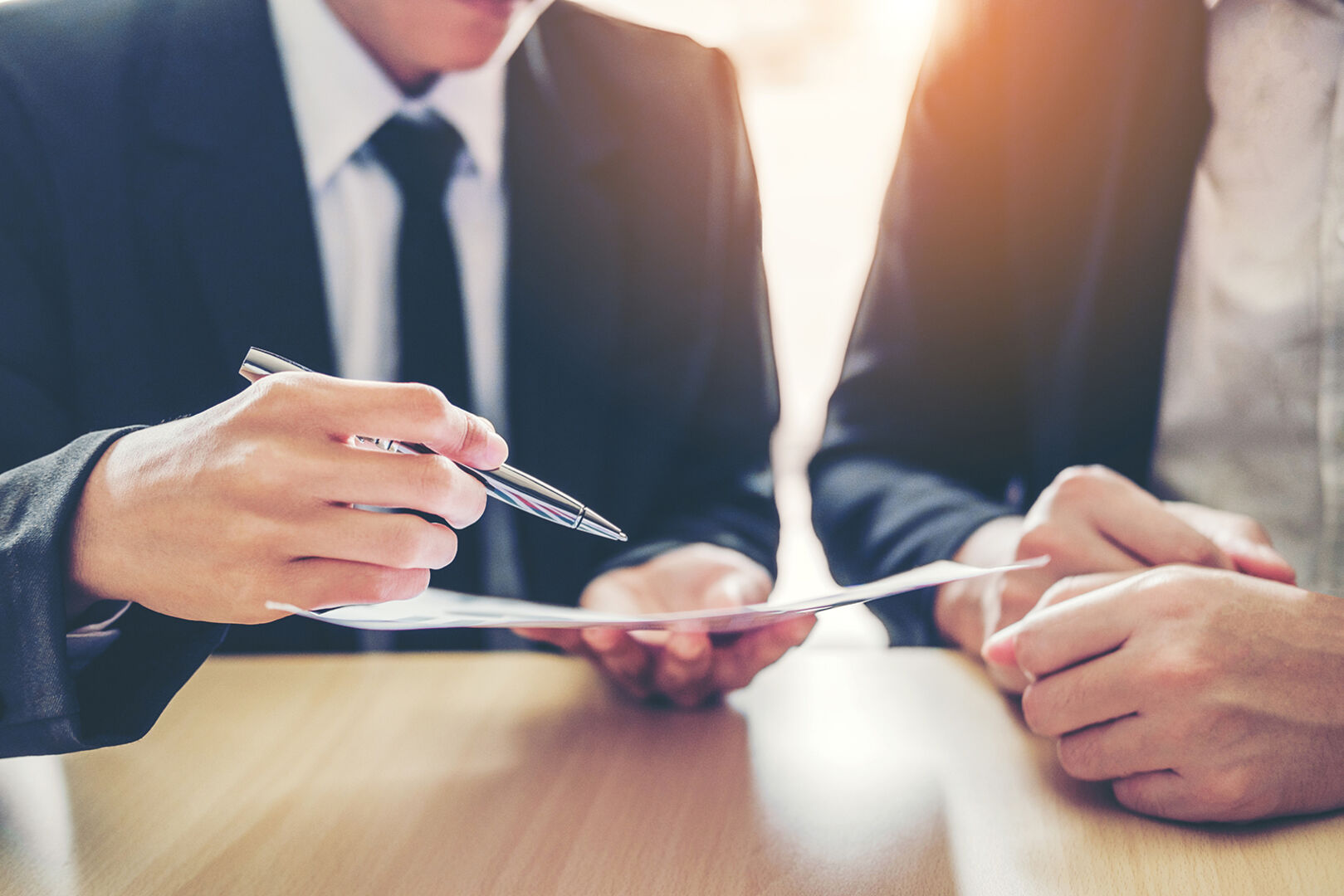 Zwei Männer bei Vertragsverhandlungen | Credit: iStock.com/SARINYAPINNGAM