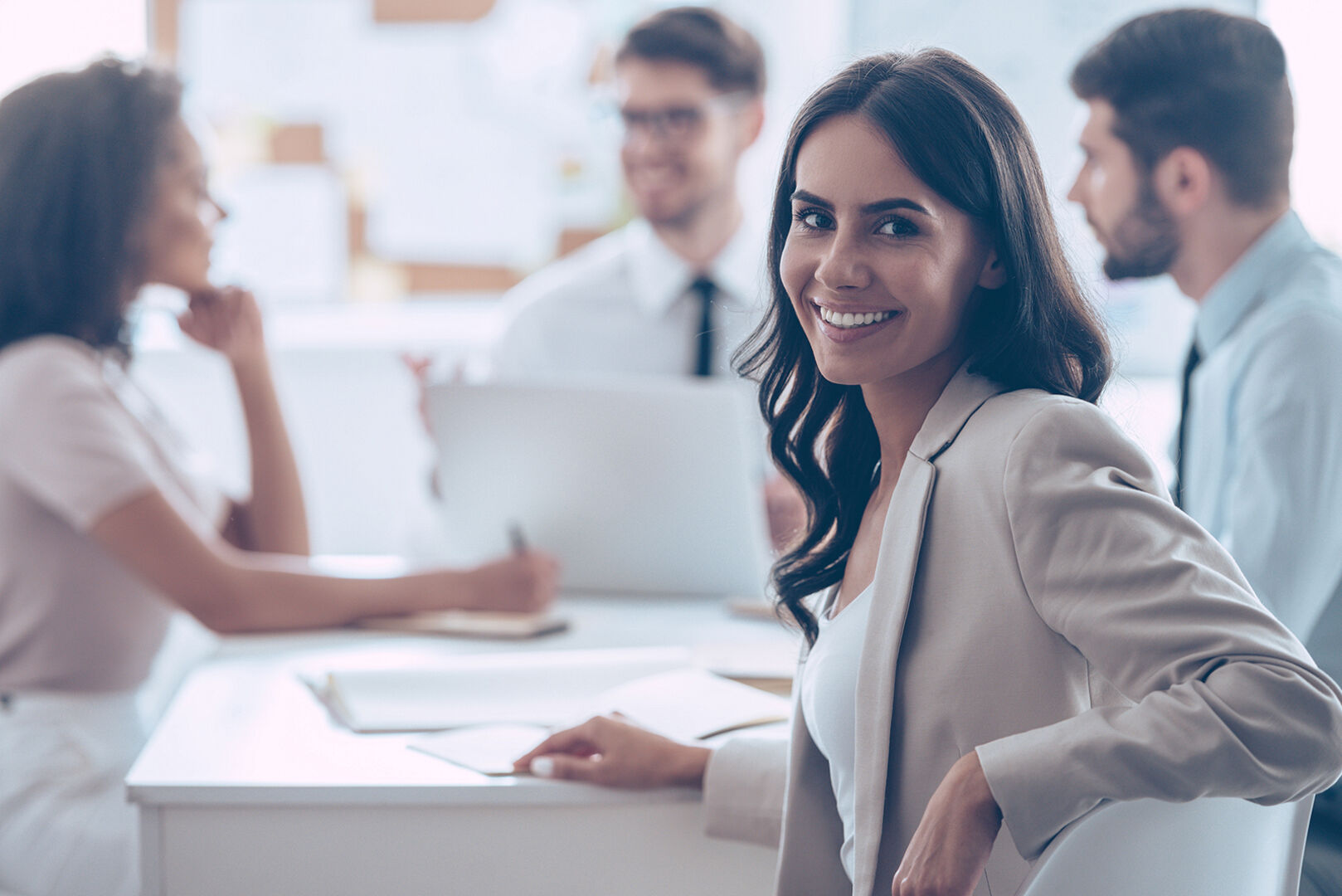 Junge erfolgreiche Frau bei Verhandlungen | Credit: iStock.com/g-stockstudio