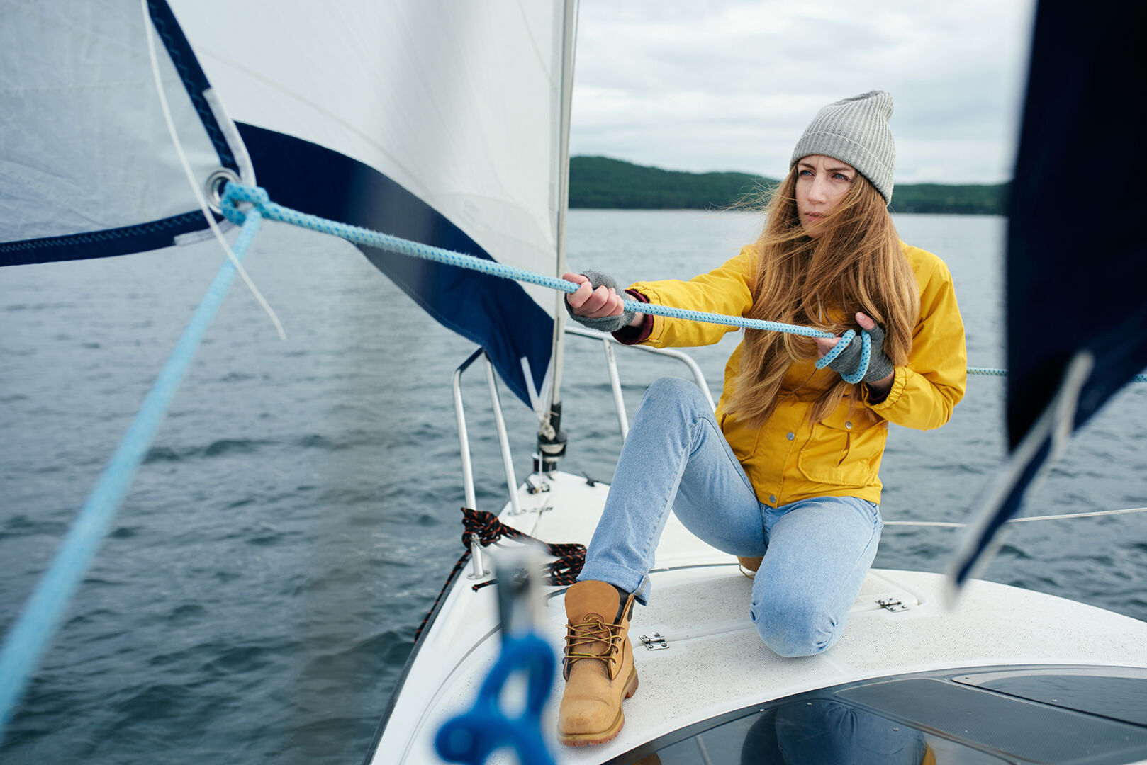 Junge Frau beim Segeln | Credit: iStock.com/satamedia