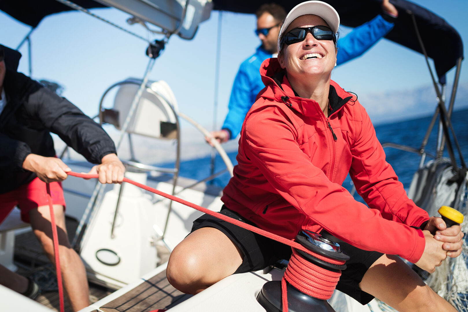 Junge Frau beim Segeln | Credit: iStock.com/nd3000