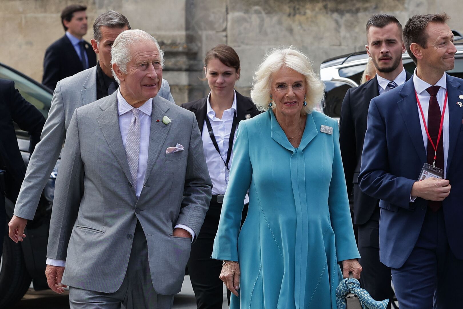 König Charles und Camilla steigen aus dem Auto