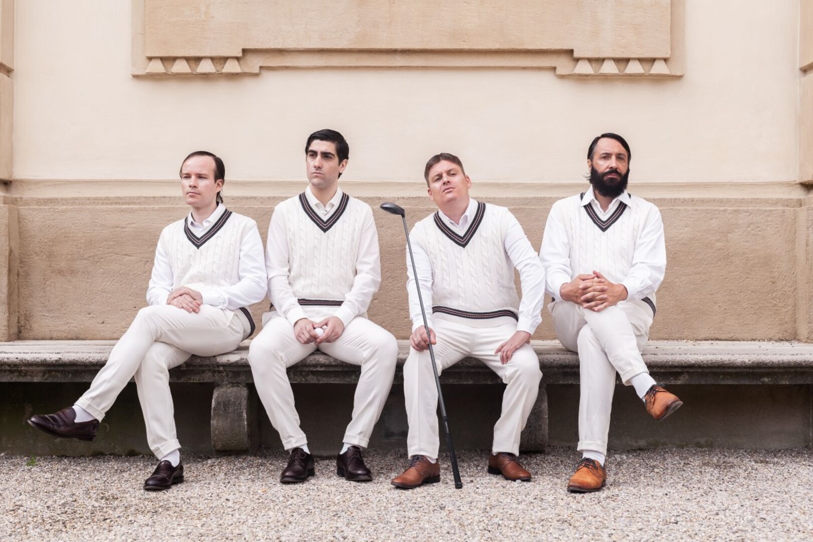 Kuhle Wampe Musiker sitzend in weißer Kleidung und Golfschläger in der Hand