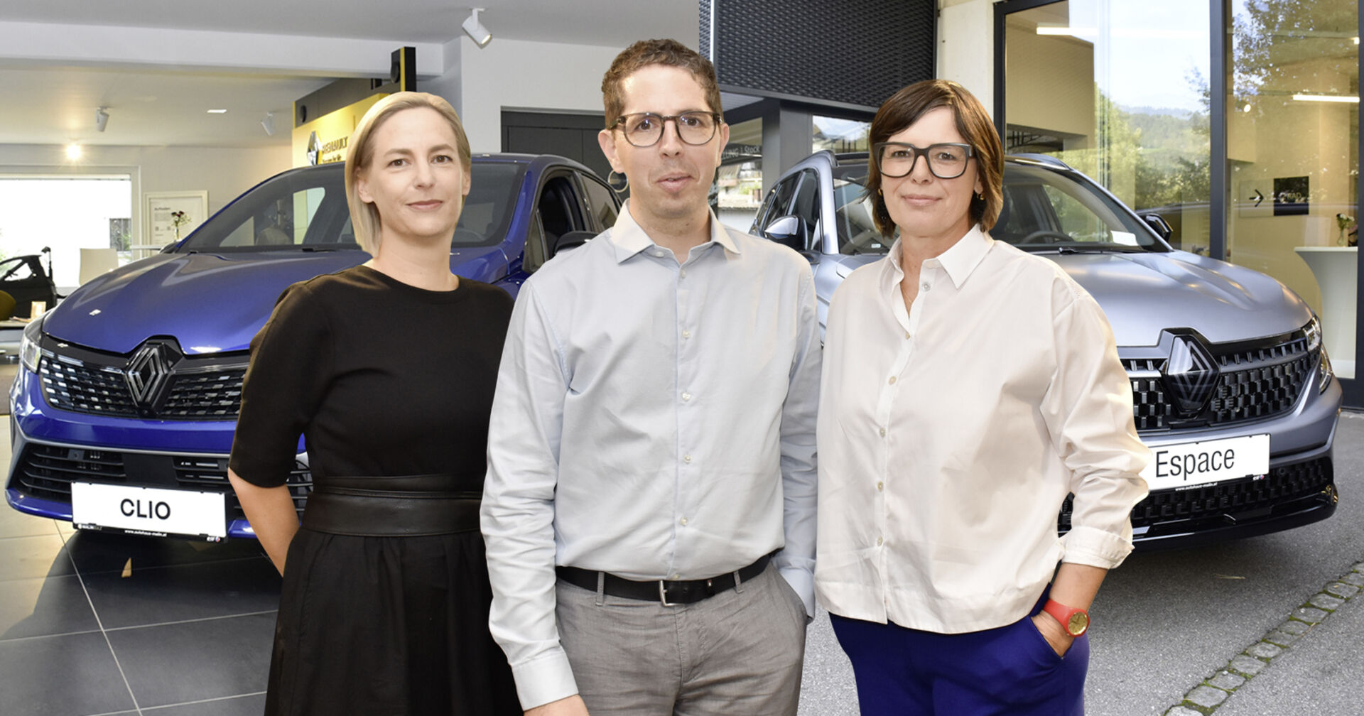 Autohaus Malin Geschäftsleitung Linda Wallenta-Malin (li.), Christoph Marte und Nadja Malin-Potzinger mit dem neuen Clio und dem neuen Espace.
