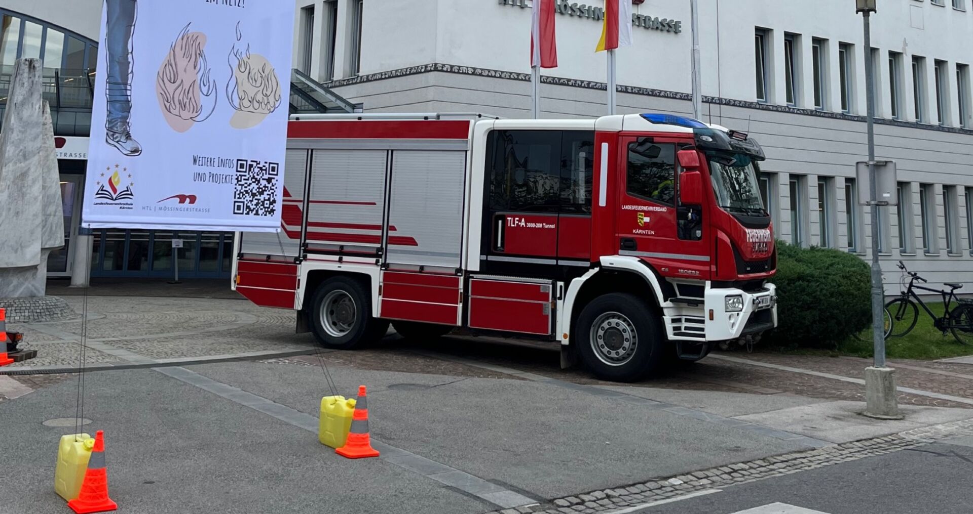 Feuerwehrauto vor der HTL Mössingerstraße