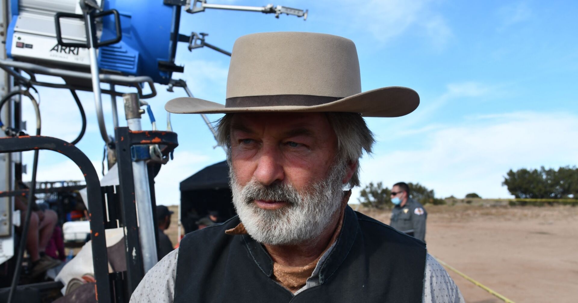 Alec Baldwin mit Hut vor einer großen Filmkamera