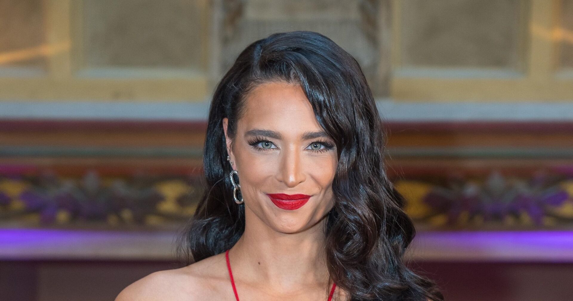 Amira Pocher mit roten Lippen und rotem Kleid