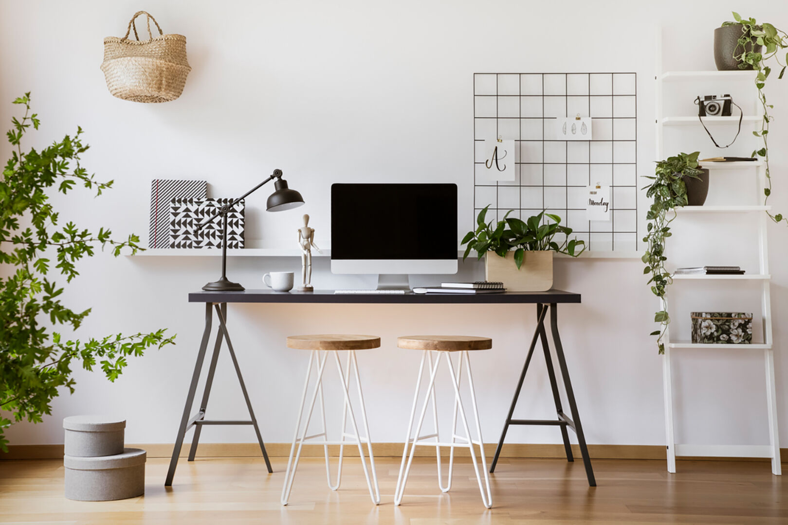 Arbeitszimmer im Clean Chic | Credit: iStock.com/KatarzynaBialasiewicz