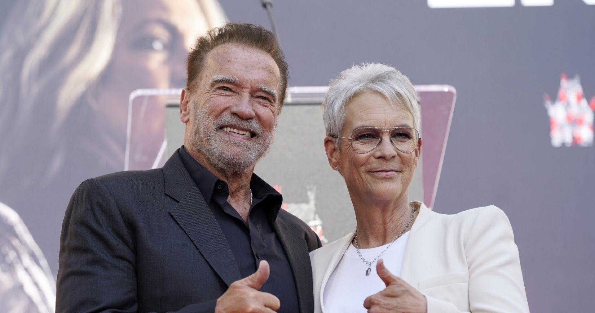 Jamie Lee Curtis und Arnold Schwarzenegger machen "Daumen hoch"